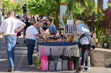 Puerto Vallarta, Meksika - 15 Ocak 2025: Eski Puerto Vallarta kasabasında hediyelik eşya ve hediyelik eşya satan turistler