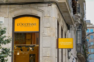 Vigo, İspanya - 14 Ocak 2025: Vigo şehir merkezindeki L 'Occitane sağlık ve güzellik mağazasının dış görünümü