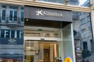 Vigo, İspanya - 14 Ocak 2025: Vigo şehir merkezindeki Caixa Bank 'ın dış görünümü
