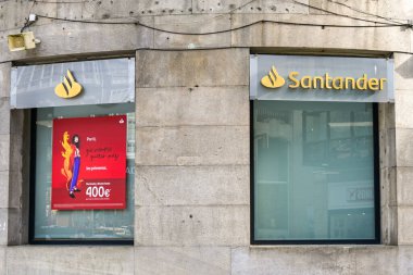 Vigo, İspanya - 14 Ocak 2025: Vigo şehir merkezindeki Santander Bank 'ın dış görünümü