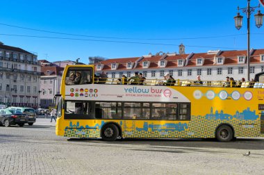 Lizbon, Portekiz - 13 Ocak 2025: Lizbon şehir merkezinde turistik gezi otobüsünden atlayan insanlar.