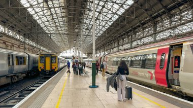 Manchester, İngiltere, İngiltere - 31 Mayıs 2024: İnsanlar Manchester Piccadilly tren istasyonlarından birinde tren yakalamak için bekliyorlar