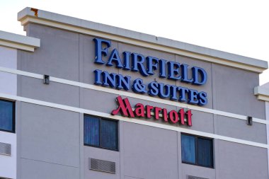 Miami, Florida, ABD - 4 Ocak 2025: Miami Havaalanı 'nın güneyindeki Fairfield Inn ve Suites Oteli' nin dışında imza atın.