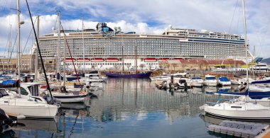 Vigo, İspanya - 14 Ocak 2025: Vigo 'daki marinanın panoramik manzarası ve arka planda Norveç Saadet Gemisi