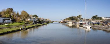 Bude, Cornwall, İngiltere, İngiltere - 22 Şubat 2025: Bude Kanalı 'nın manzaralı manzarası.