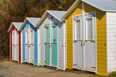 Bude, Cornwall, İngiltere - 22 Şubat 2025: Bude 'de farklı renklere boyanmış plaj kulübeleri.
