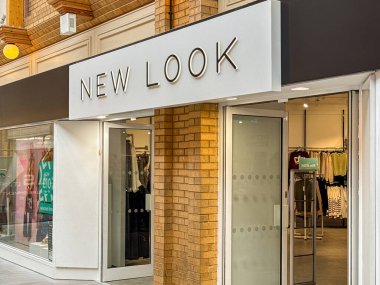 Barnstable, Devon, İngiltere, İngiltere - 21 Şubat 2025: Barnstable şehir merkezindeki New Look moda giyim mağazasının dış görünümü.