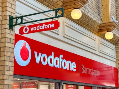 Barnstable, Devon, İngiltere, İngiltere - 21 Şubat 2025: Barnstable şehir merkezindeki Vodafone şubesinin dış görünüşü.