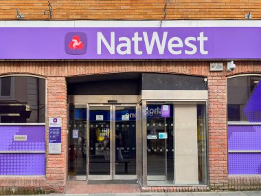Barnstable, Devon, İngiltere, İngiltere - 22 Şubat 2025: Barnstable şehir merkezindeki Natwest bankasının dış görünümü.