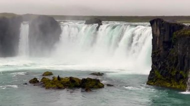 Islak bir günde İzlanda 'daki Godafoss şelalesinin manzarası.