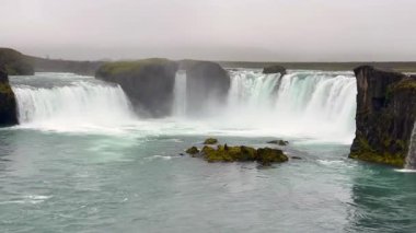 Islak bir günde İzlanda 'daki Godafoss şelalesinin manzarası.