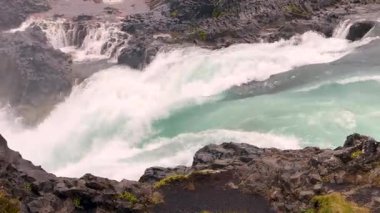 İzlanda 'da yağmurlu bir günde Goafoss şelalesinin altındaki akıntılara düşen suyun manzarası.