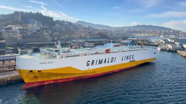 Vigo, İspanya - 14 Ocak 2025: Araç taşıyıcı gemisi Grande Napoli Vigo limanına yanaştı. Taşıyıcı Grimaldi Hatları tarafından çalıştırılıyor..
