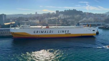 Vigo, İspanya - 14 Ocak 2025: Araç taşıyıcı gemisi Grande Napoli Vigo limanına yanaştı. Taşıyıcı Grimaldi Hatları tarafından çalıştırılıyor..