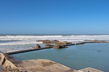 Bude, Cornwall, İngiltere, İngiltere - 22 Şubat 2025: Plajın üzerindeki kayalıklardaki Bude Denizi Yüzme Havuzu 'nun yükseltilmiş görüntüsü.