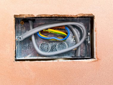 Dahili bir evin duvarlarında alçıpanla kesilmiş bir delikte elektrik prizi. Kimse yok..