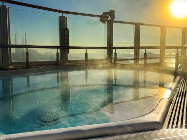 Şafakta jakuziden buhar yükseliyor.