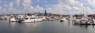 Miami, Florida, ABD - 1 Aralık 2023: Miami 'deki Bayside rıhtımındaki yat ve botların panoramik görüntüsü
