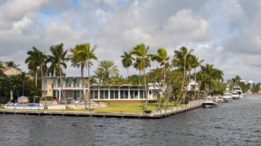 Fort Lauderdale, Florida, ABD - 2 Aralık 2023 Fort Lauderdale 'de özel iskelesi olan lüks bir ev.