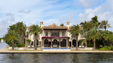Fort Lauderdale, Florida, ABD - 2 Aralık 2023 Fort Lauderdale 'deki su yollarından birinde lüks bir ev.