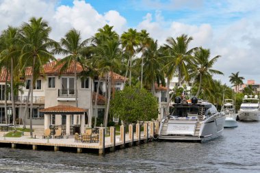 Fort Lauderdale, Florida, ABD - 2 Aralık 2023: özel iskelesi ve lüks sürat teknesi Fort Lauderdale ile lüks ev.