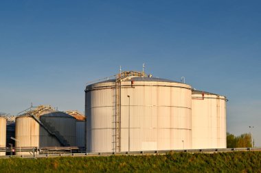 Strasbourg, Fransa - 11 Nisan 2022: Strasbourg Limanı 'ndaki yakıt depolama tankları