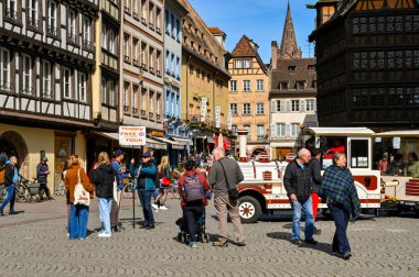 Strasbourg, Fransa - 11 Nisan 2022: Strasbourg şehir merkezinde turistler ve turist bilgi rehberi ve bir turist kara treni