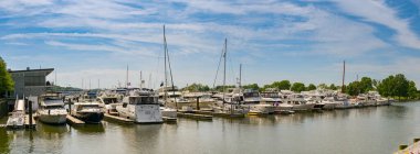 Washington DC, ABD - 30 Nisan 2024: Potomac Nehri 'ndeki Wharf Marina' daki tekne ve yatların panoramik manzarası