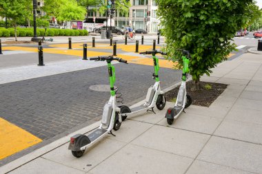 Washington DC, ABD - 30 Nisan 2024: Washington DC şehir merkezinde bir kaldırımda kiralanan limon elektrikli scooterlar