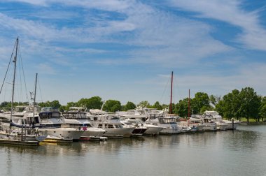 Washington DC, ABD - 30 Nisan 2024: Potomac Nehri 'ndeki Wharf marinasındaki yat ve botlar