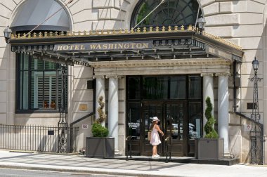 Washington DC, ABD - 30 Nisan 2024: Washington DC şehir merkezindeki Hotel Washington 'a giden kişi.