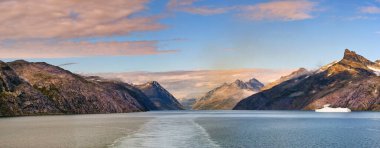 Atlantik Okyanusu, Grönland - 28 Ağustos 2024: Grönland 'daki Prens Christian Sound' da fiyort manzarası