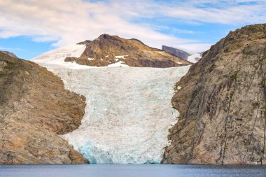 Atlantik Okyanusu, Grönland - 28 Ağustos 2024: Grönland 'da Prens Christian Sound' da fiyortta bir buzulun manzarası