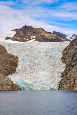Atlantik Okyanusu, Grönland - 28 Ağustos 2024: Grönland 'da Prens Christian Sound' da fiyortta bir buzulun manzarası