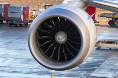 Londra, İngiltere, İngiltere - 3 Ocak 2025: Londra Heathrow havaalanında Avustralya havayolu Qantas tarafından işletilen bir Boeing 787 (ruhsat VH-ZNG) üzerindeki GE Aviation motorunun yakın görüntüsü