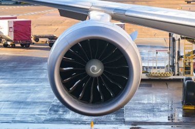 Londra, İngiltere, İngiltere - 3 Ocak 2025: Londra Heathrow havaalanında Avustralya havayolu Qantas tarafından işletilen bir Boeing 787 (ruhsat VH-ZNG) üzerindeki GE Aviation motorunun yakın görüntüsü