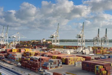 Miami, Florida, ABD - 4 Ocak 2025: Miami Limanı 'ndaki konteyner terminalinin manzarası.