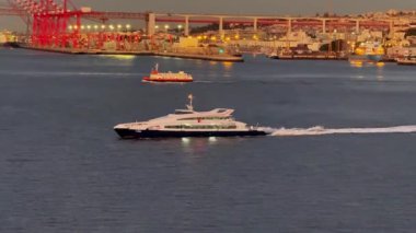 Lizbon, Portekiz - 13 Ocak 2025: Lizbon 'da sabahın erken saatlerinde Tagus Nehri' nden geçen hızlı feribot