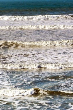 Dalgalar sahile vuruyor. Kimse yok..