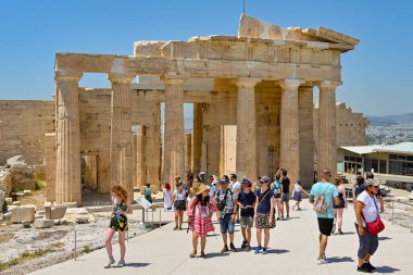 Atina, Yunanistan - 27 Mayıs 2022: Atina 'da Akropolis' i ziyaret eden turistler