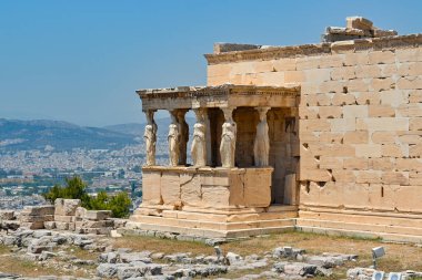 Atina, Yunanistan - 27 Mayıs 2022: Atina 'daki Akropolis Konulu Athena Polias Tapınağı veya Echtheiom.