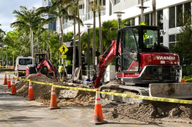 Fort Lauderdale, Florida, ABD - 2 Aralık 2023: Fort Lauderdale 'de yol geliştirme çalışmaları yapan inşaat ekipmanları.