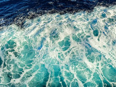 Bir yolcu gemisinin ardından oluşan su ve dalga deseni. Geçmişi. İnsan yok. Tatil kavramı.