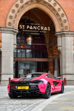 Londra, İngiltere, İngiltere - 28 Haziran 2023: Londra 'nın merkezindeki St Pancras tren istasyonundaki lüks Rönesans Oteli' nin girişinin ön tarafı.