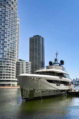 Londra, İngiltere - 222 Haziran 2022: Phoenix lüks karavan yatı Canary Wharf 'taki Batı Hindistan rıhtımında demirledi