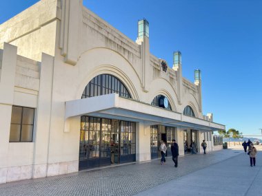 Lizbon, Portekiz, Avrupa - 13 Ocak 2025: Lizbon 'daki feribot terminalinin dış görünümü.