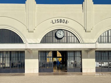 Lizbon, Portekiz, Avrupa - 13 Ocak 2025: Lizbon 'daki feribot terminaline giriş.