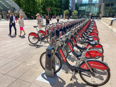 Londra, İngiltere, İngiltere - 22 Haziran 2023: Kanarya Rıhtımı 'ndaki bir otoparkta kiralık bisikletlerin sırası