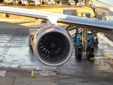 Londra, İngiltere, İngiltere - 3 Ocak 2025: Virgin Atlantic Airways tarafından işletilen bir Airbus A330-900 jetinin motoru.