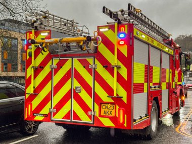 Pontypridd, Galler, İngiltere - 24 Kasım 2024: Güney Galler İtfaiye ve Kurtarma Servisi 'nin itfaiye arabasının arka görüntüsü